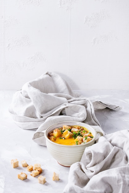 Kolacja w domu, miska zupy